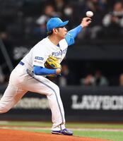 １回、力投する加藤貴（撮影・中島達哉）