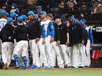 ＤｅＮＡに勝利をあげ、ナインを迎える新庄監督（右）＝撮影・中島達哉