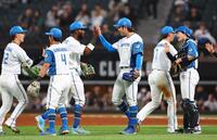 ＤｅＮＡに勝利をあげ、タッチを交わす古林睿煬（中央右）ら（撮影・中島達哉）