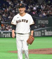 ５回を無失点で投げきり笑顔でマウンドを降りる田中将（撮影・持木克友）