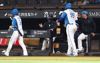 ４回、勝ち越し２ランを放った郡司（３）、レイエス（９９）を迎える新庄監督（撮影・中島達哉）