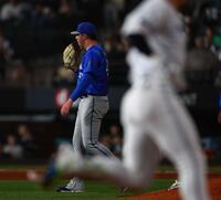 ４回、郡司（右）に勝ち越し２ランを浴びるコックス（撮影・中島達哉）