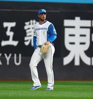 ６回からレフトの守備につくマルティネス（撮影・中島達哉）