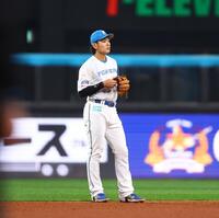 ６回から二塁の守備位置につく野村（撮影・中島達哉）