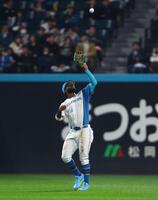 ６回からセンターの守備位置につき、代打・石上の打球を捕球するカストロ（撮影・中島達哉）