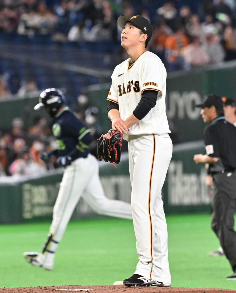 　１回、サンタナ（左）に先制ソロを打たれた戸郷