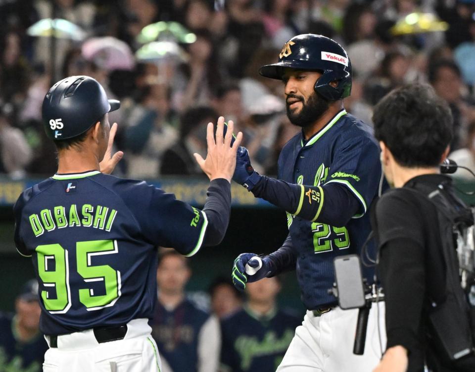 １回、先制ソロを放ち、タッチを交わすサンタナ（右）