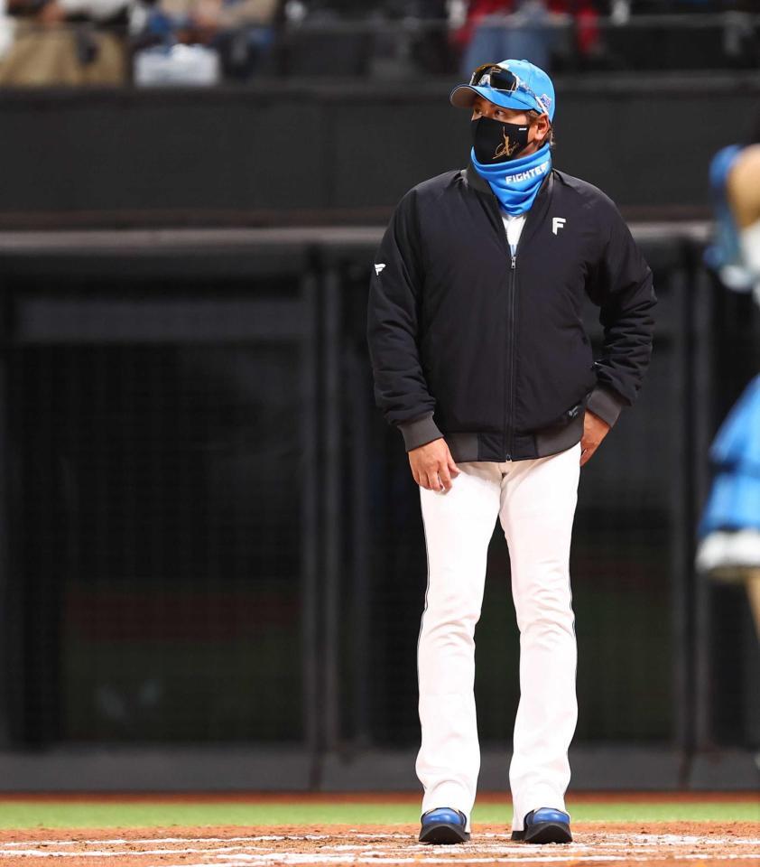 　７回表終了後、イニング間にバッターボックスに立つ新庄監督（撮影・中島達哉）