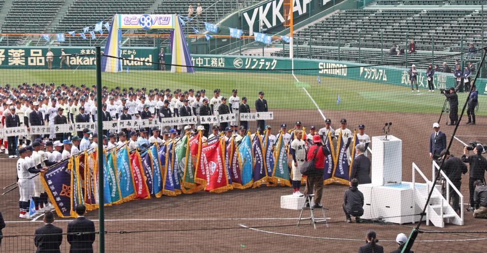 選手たちの前で選手宣誓のリハーサルを行う北照・手代森煌斗（撮影・中田匡峻）