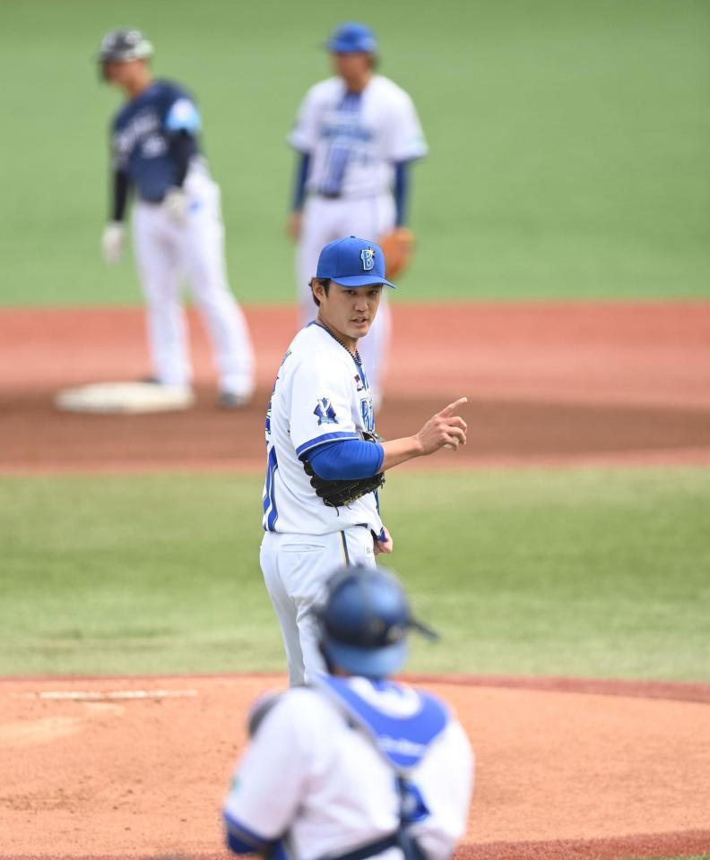 １回、平沢に先制の中前適時打を打たれた藤浪（中央）＝撮影・開出牧