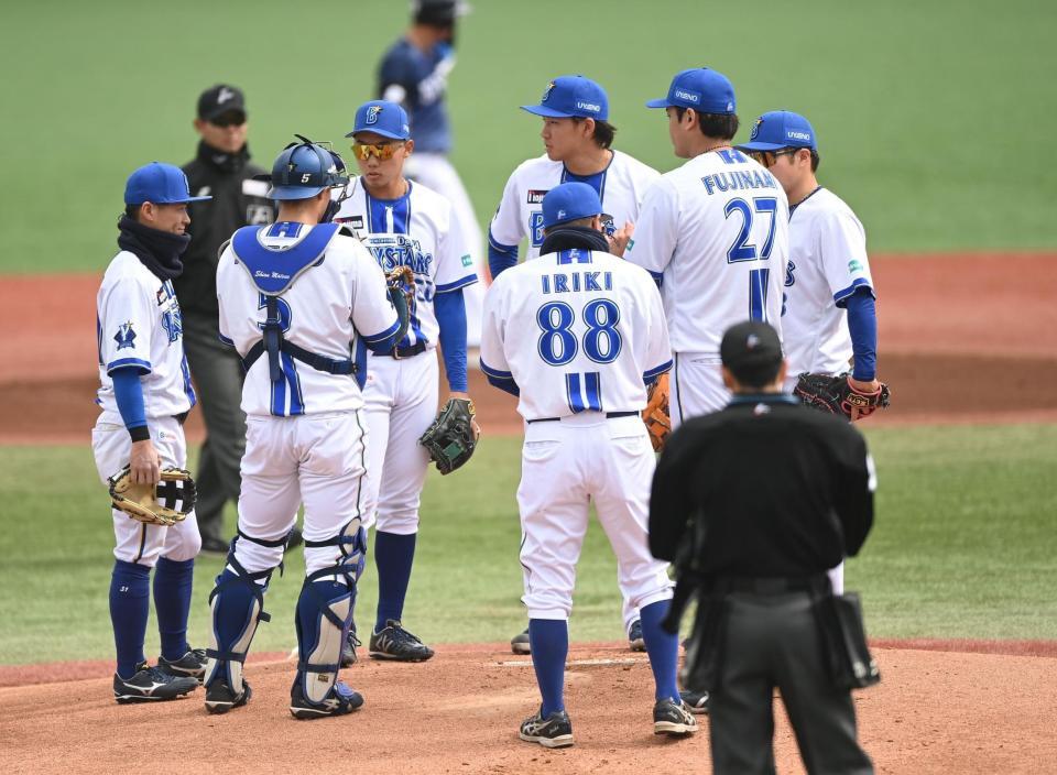 １回、村田に死球を与え満塁のピンチを招いた藤浪（２７）＝撮影・開出牧