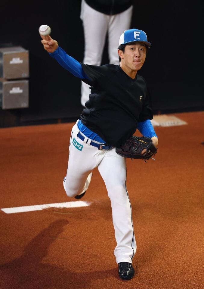 ブルペンで投球する北山（撮影・中島達哉）