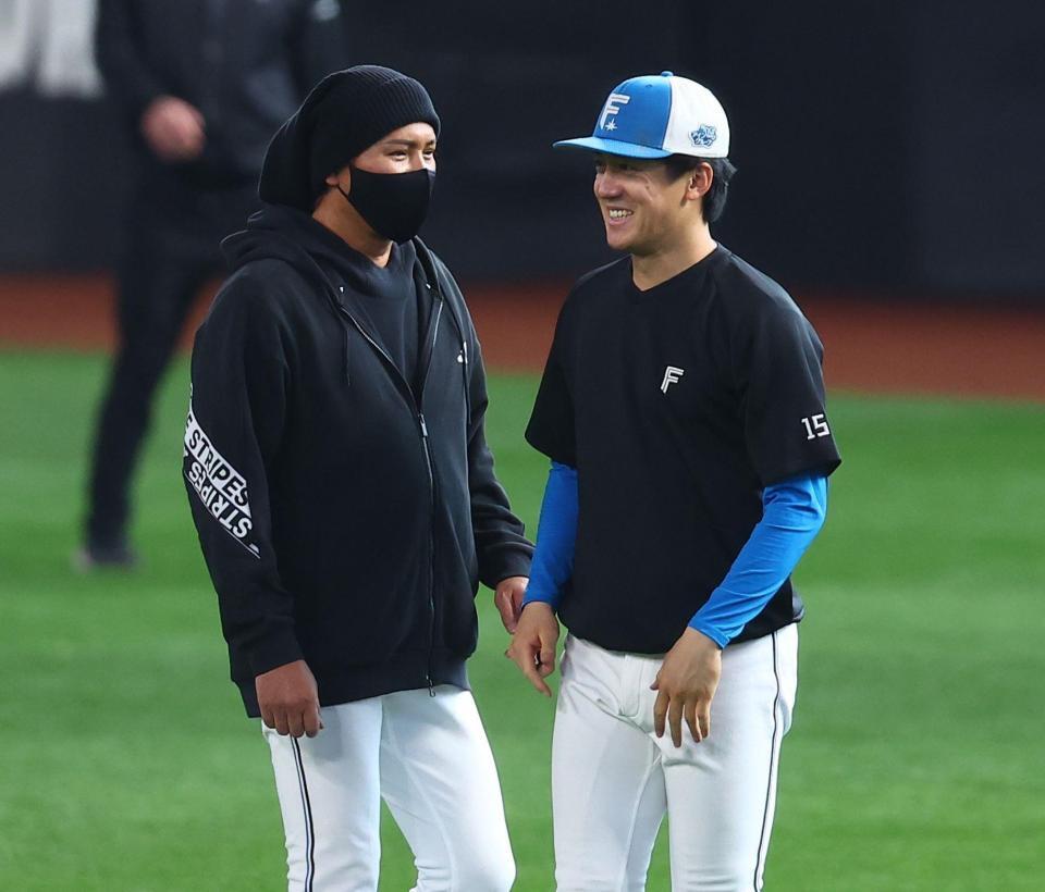 試合前、北山（右）に声を掛ける新庄監督（撮影・中島達哉）