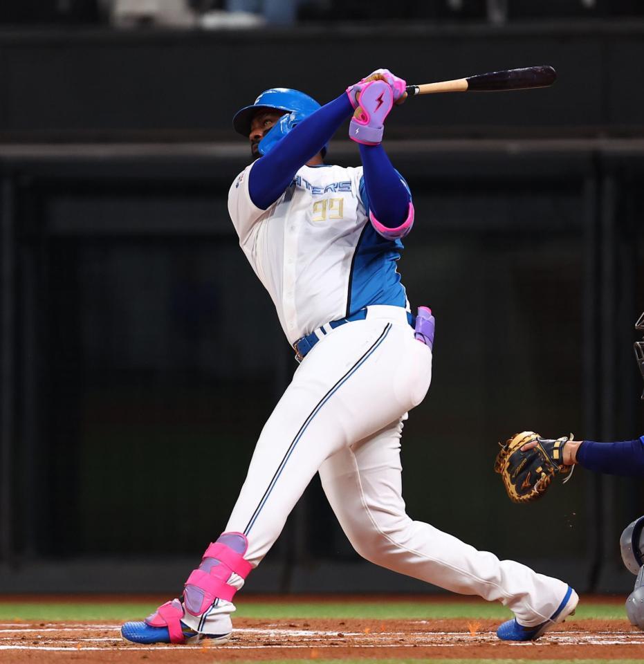 １回、同点ソロを放つレイエス（撮影・中島達哉）