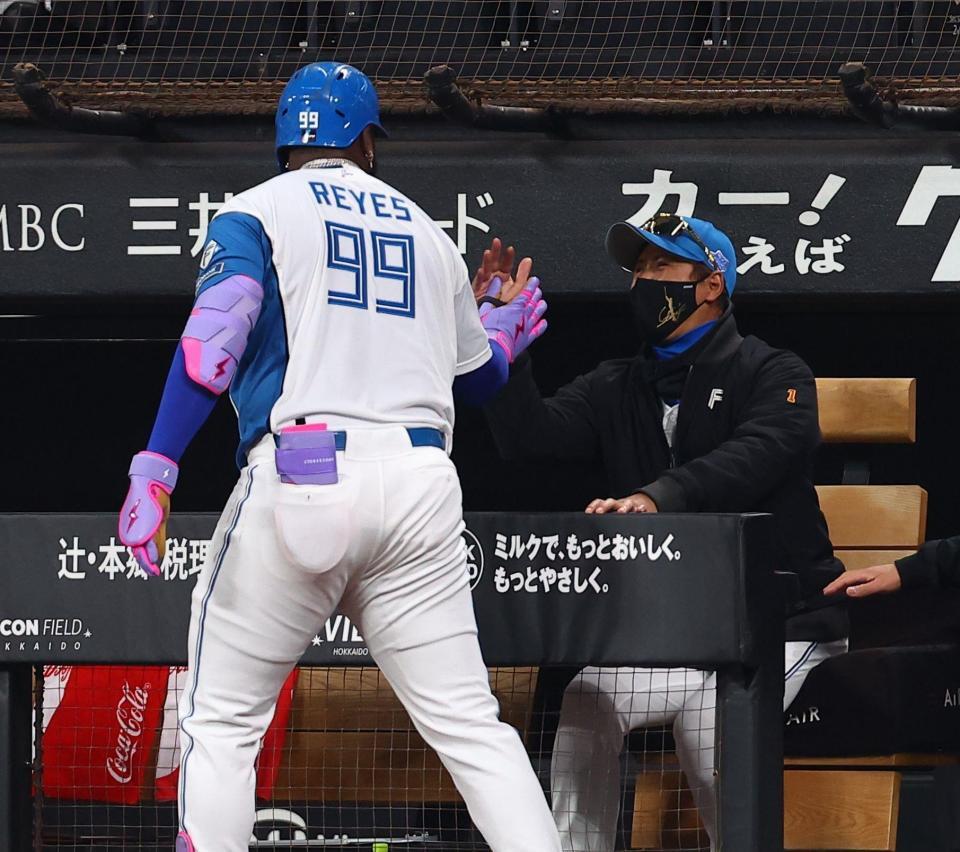 １回、同点ソロを放ったレイエス（９９）を迎える新庄監督（撮影・中島達哉）