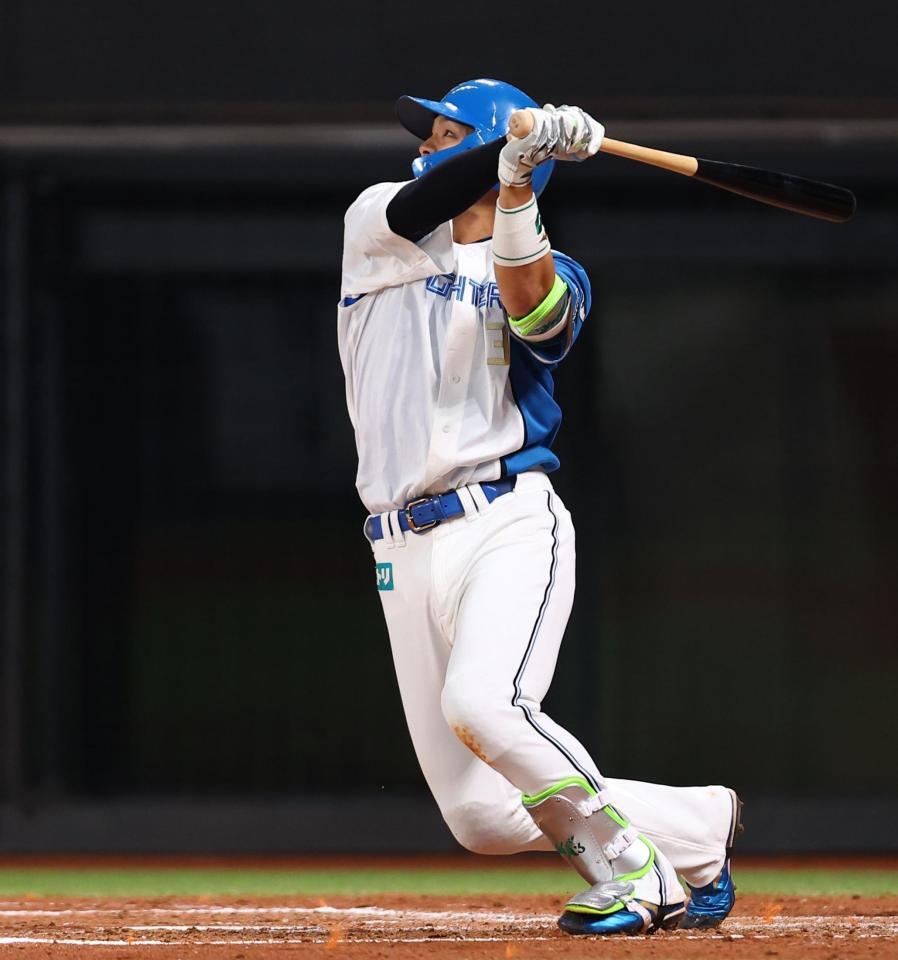 ４回、勝ち越し２ランを放つ郡司（撮影・中島達哉）