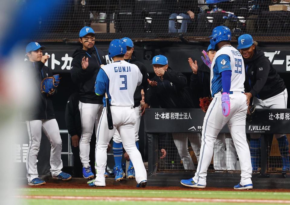 ４回、２ランを放った郡司（３）、レイエス（９９）をお茶たてポーズで迎える日本ハムナイン（撮影・中島達哉）