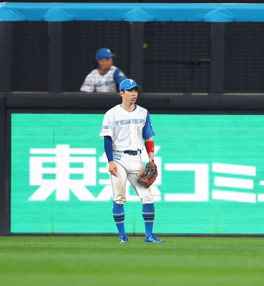 ６回からライトの守備位置につく五十幡（撮影・中島達哉）