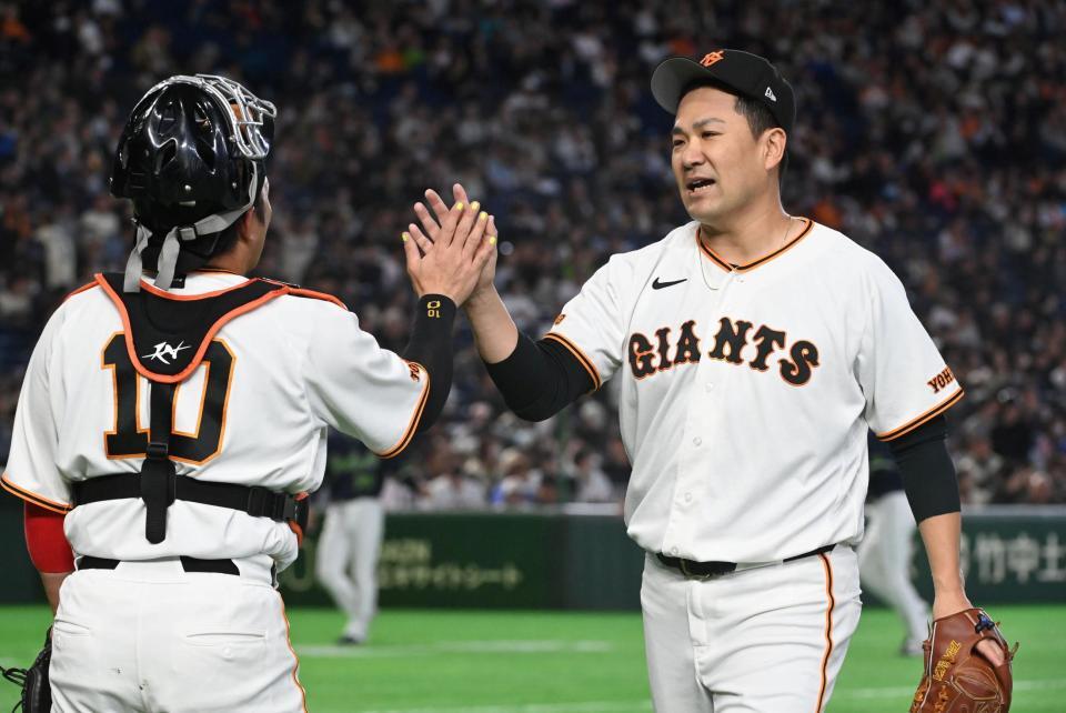 ３回ヤクルト打線を抑えきり甲斐（左）と田中将はハイタッチを交わす（撮影・持木克友）