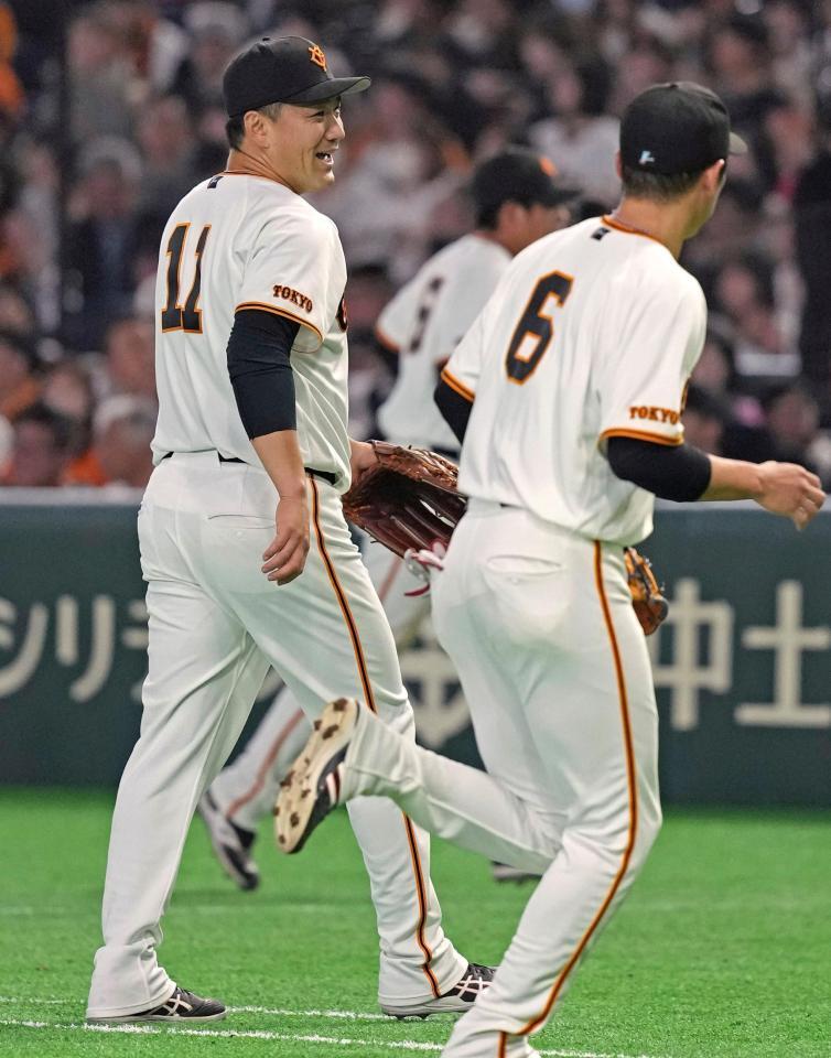 ５回まで無失点で投げ終え、三塁手坂本（右）に笑顔を見せる先発の田中将