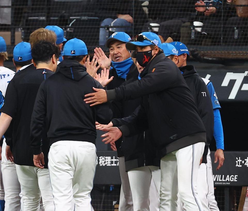 ナインを迎える新庄監督（右）＝撮影・中島達哉