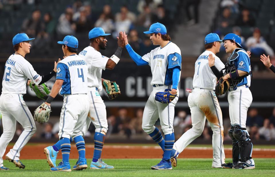 ＤｅＮＡに勝利をあげ、タッチを交わす古林睿煬（中央右）ら（撮影・中島達哉）