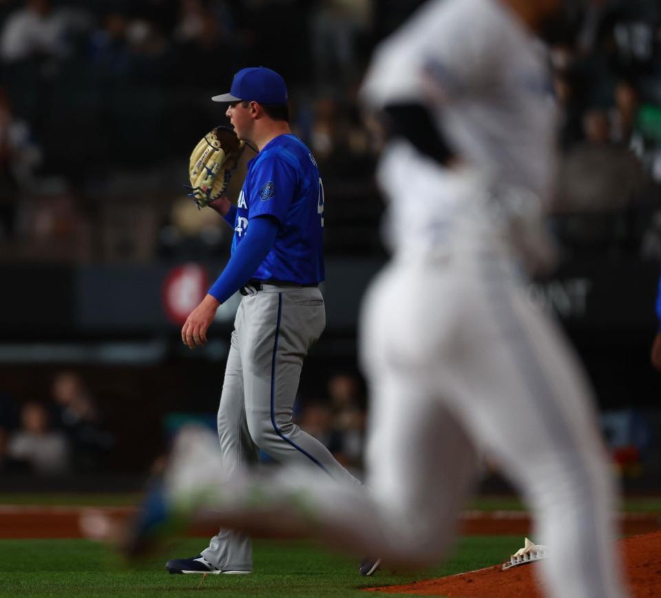 ４回、郡司（右）に勝ち越し２ランを浴びるコックス（撮影・中島達哉）