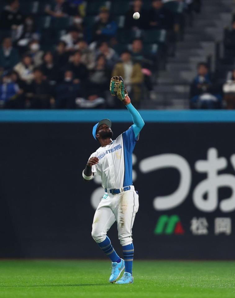 ６回からセンターの守備位置につき、代打・石上の打球を捕球するカストロ（撮影・中島達哉）