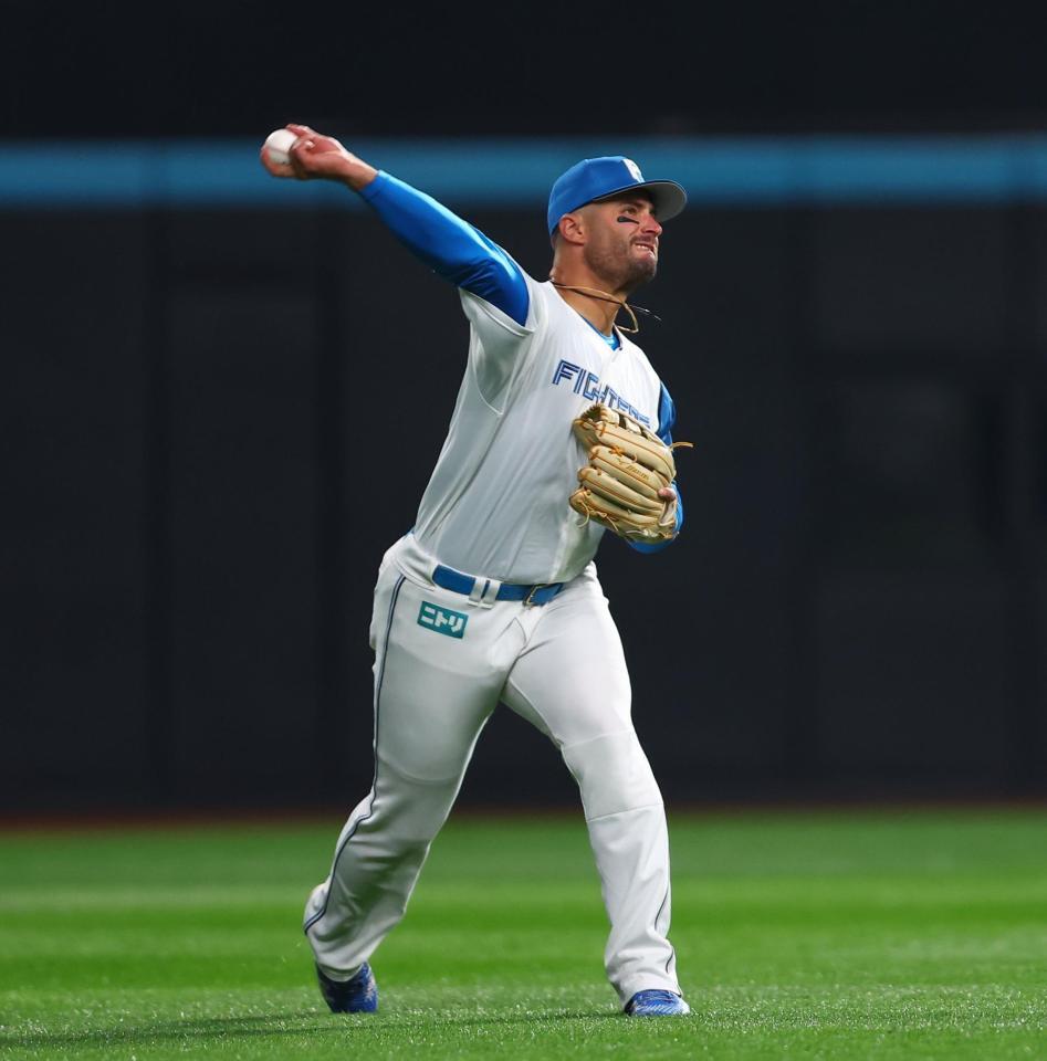 ７回、打者・戸柱の打球を捕球し、返球するマルティネス（撮影・中島達哉）