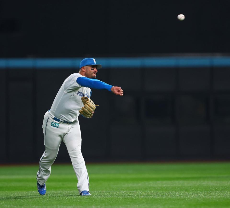 ７回、打者・戸柱の打球を捕球し、返球するマルティネス（撮影・中島達哉）