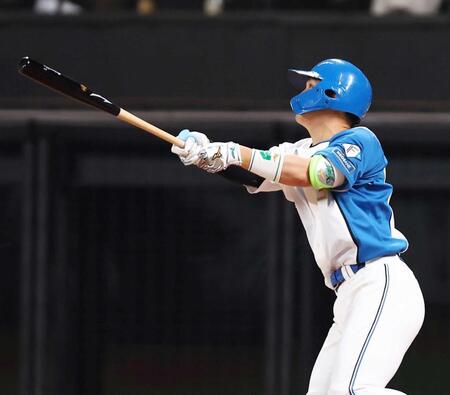 　４回、勝ち越し２ランを放つ郡司（撮影・中島達哉）