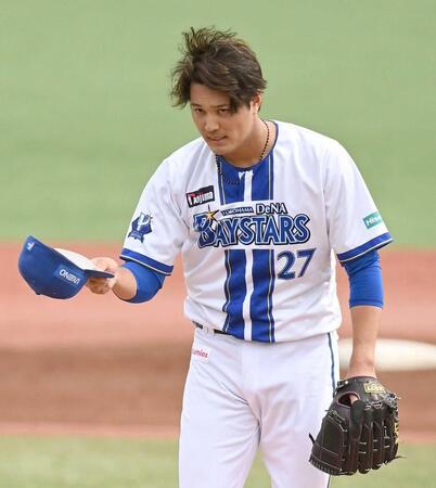 　１回、村田に死球を与え帽子を取る藤浪（撮影・開出牧）