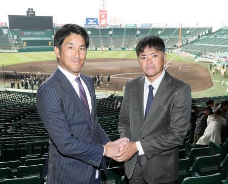 　握手を交わす帝京・金田優哉監督（左）と沖縄尚学・比嘉公也監督（撮影・中田匡峻）