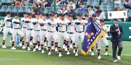 入場行進を行う帝京ナイン（撮影・中田匡峻）