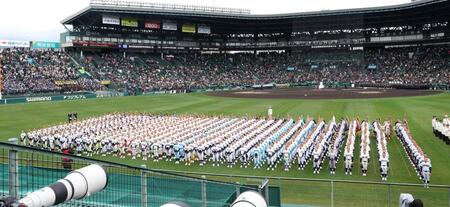 開会式に臨む選手たち（撮影・中田匡峻）