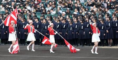 入場行進の先導を務める警察音楽隊（撮影・中田匡峻）