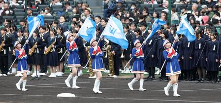 入場行進の先導役を務める警察音楽隊（撮影・中田匡峻）