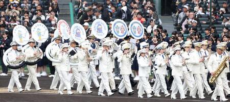 入場行進で演奏する関西の警察たち（撮影・中田匡峻）