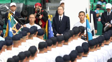優勝旗返還をする横浜・小野舜友（左）と横浜・織田翔希（撮影・中田匡峻）