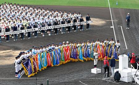 選手宣誓する北照の手代森煌斗主将（手前右）