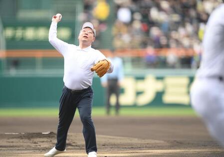 始球式を務める河合純一スポーツ庁長官（撮影・開出牧）