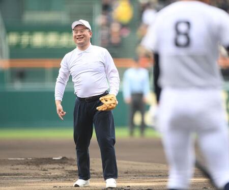 始球式を務め笑顔の河合純一スポーツ庁長官（撮影・開出牧）