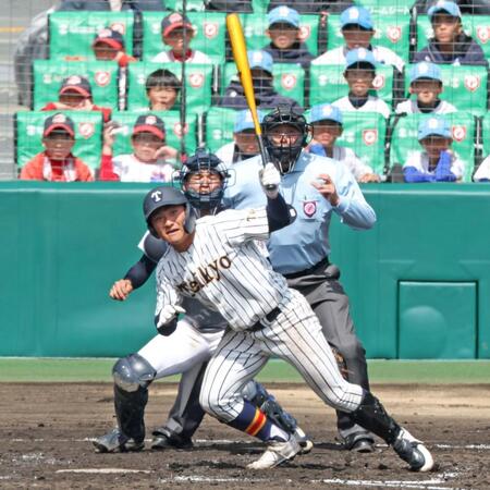 ８回、センターへ逆転となる２点適時二塁打を放つ帝京・蔦原悠太（撮影・中田匡峻）