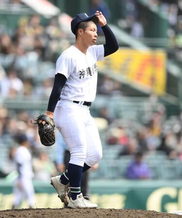 ８回、蔦原悠太に逆転の中越え適時二塁打を打たれた沖縄尚学・末吉良丞（撮影・開出牧）