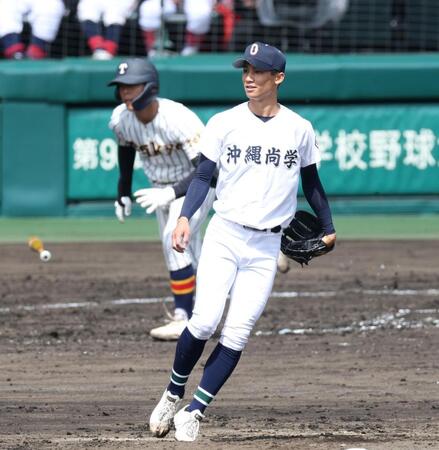 ８回、帝京・鈴木優吾（奥）に２点適時打を浴びた沖縄尚学・新垣有絃（撮影・中田匡峻）