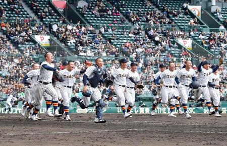 昨夏の覇者・沖縄尚学に逆転勝ちしスタンドへ駆け出す帝京ナイン（撮影・開出牧）