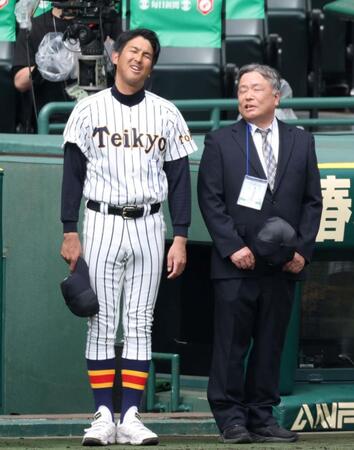 沖縄尚学に勝利し、安堵（あんど）の表情を見せる帝京・金田優哉監督（左）＝撮影・中田匡峻