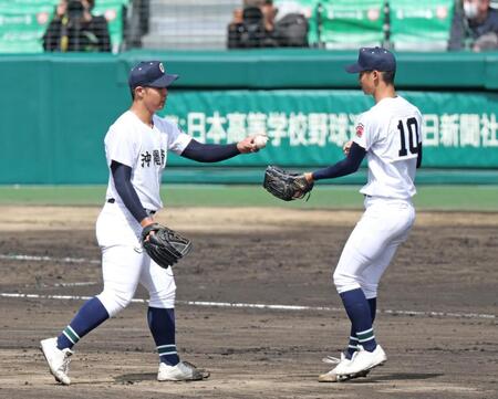 ８回、新垣有絃（右）と交代する沖縄尚学・末吉良丞（撮影・中田匡峻）