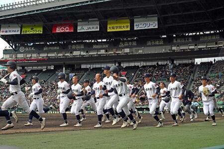 帝京に逆転負けし、応援席にあいさつに向かう沖縄尚学の選手たち