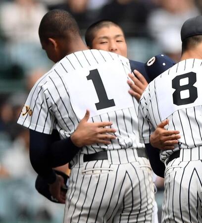 試合後の整列で帝京・仁禮パスカルジュニア（手前）と抱き合う沖縄尚学・末吉良丞（撮影・開出牧）